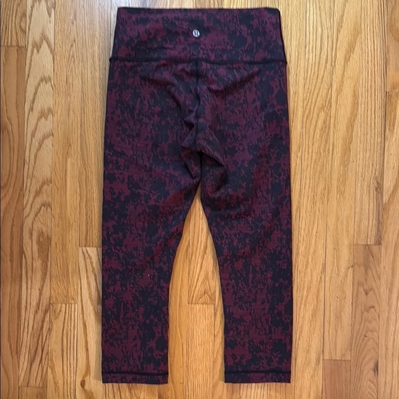 Lululemon 8 Wunder Under Crop (Hi-Rise) 21"
Scatter Blossom Jacquard Garnet Blk - Picture 6 of 12